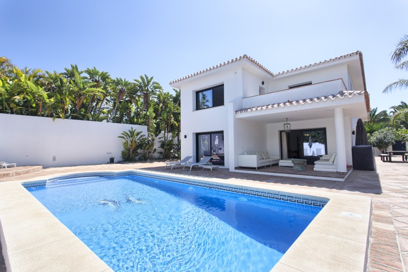 Villa en Marbella, a poca distancia de la playa en Los Monteros